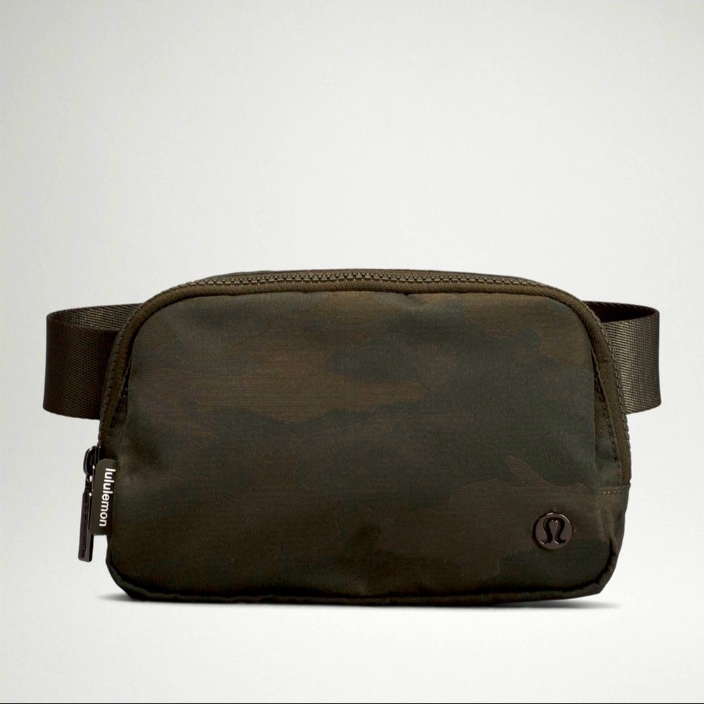 Lululemon Everywhere Belt Bag Zippered Closure Crossbody Shoulder Bag Camo NWT